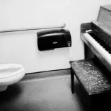 No estoy sentado en la habitación música
