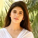 Sanjana Sanghi- Contenido del abanico.